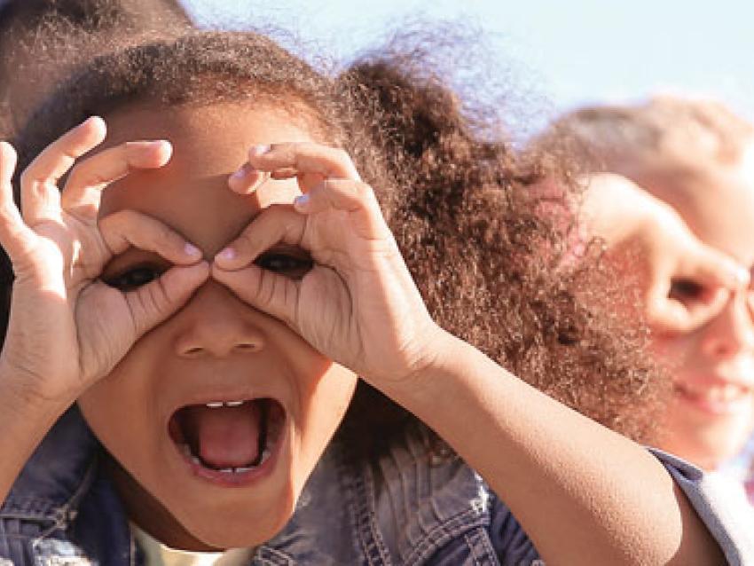 Children with "finger binoculars"