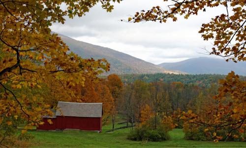 vermont barn in the Fall season